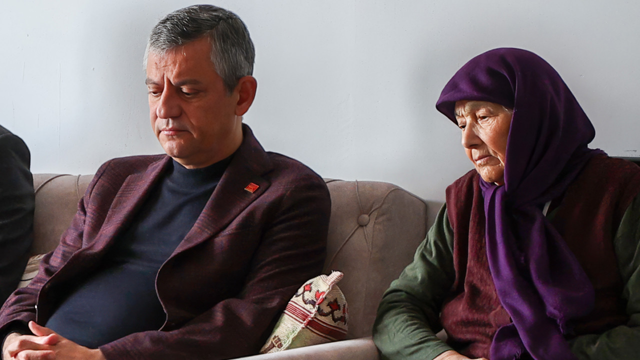 Özgür Özel’den öğretmen Fatma Nur Çelik’in ailesine taziye ziyareti