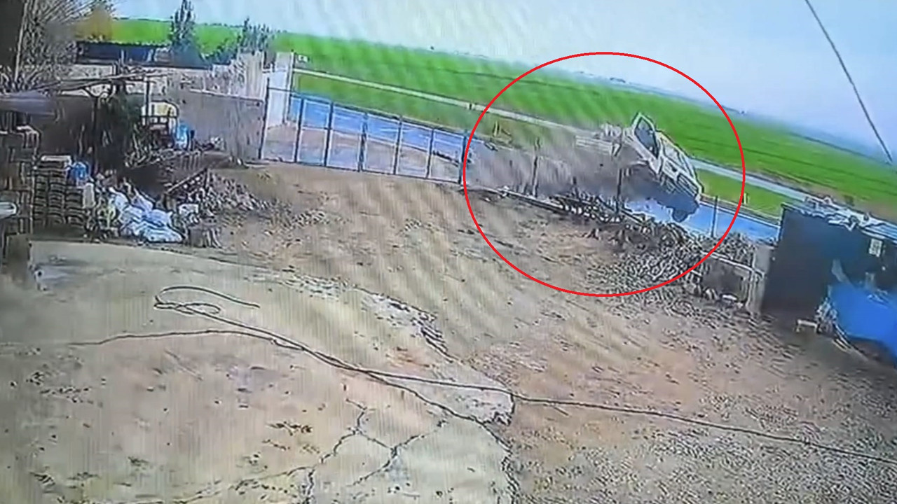 Tarım kamyonu savruldu: O anlar kameraya böyle yansıdı: 3 yaralı