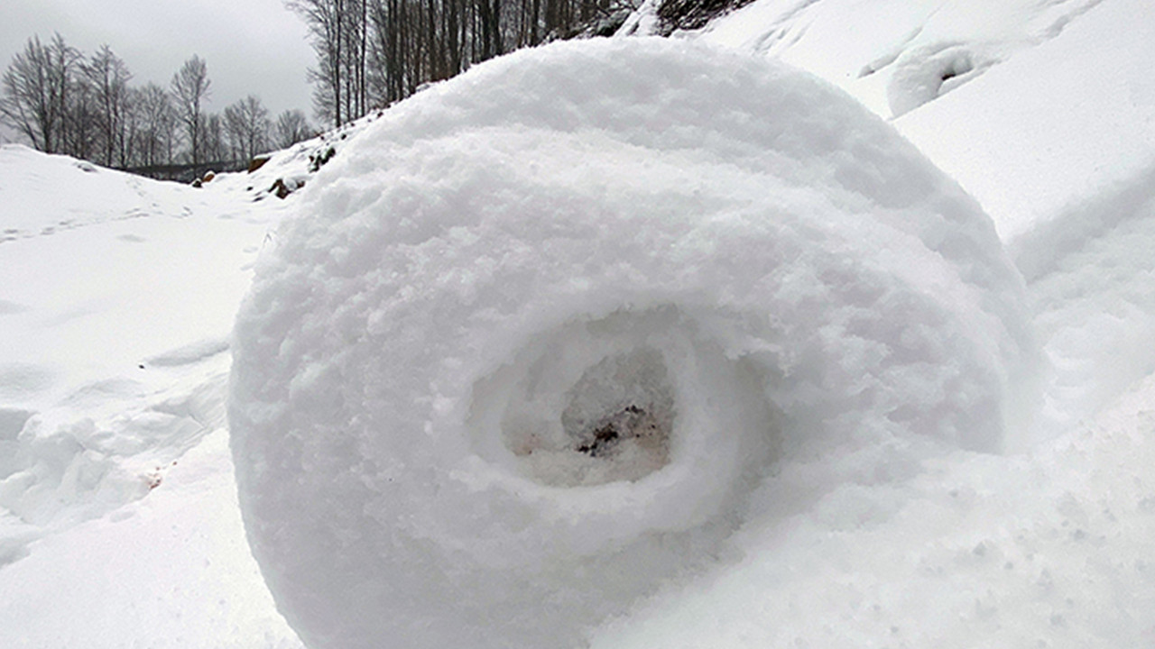 Amasya'da doğada ender meydana gelen kar ruloları görüntülendi