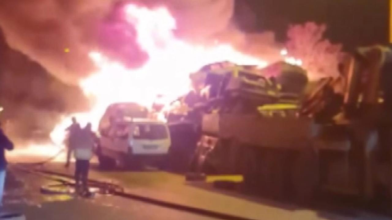 Ankara’da hurda araç mezarlığı alevlere teslim: 100 araç kül oldu