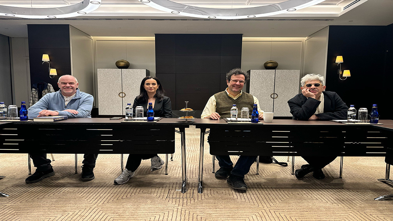 Bernstein ve Karajan karşı karşıya: 'Devlerin Savaşı'nda Okan Bayülgen ile Celal Kadri Kınoğlu başrolde