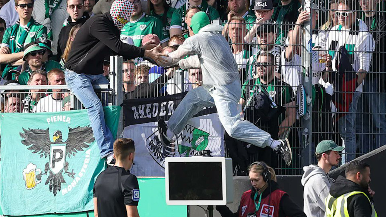 Bundesliga 2 maçında bir taraftar VAR monitörünün …