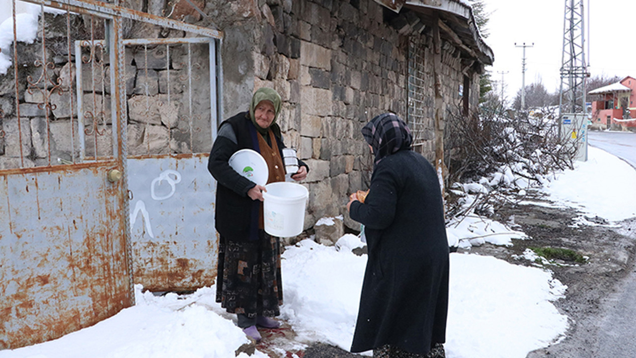 Gönüllü kadınlar, yaşlı ,engelli ve ihtiyaç sahiplerinin iftarlıklarını hazırlıyor