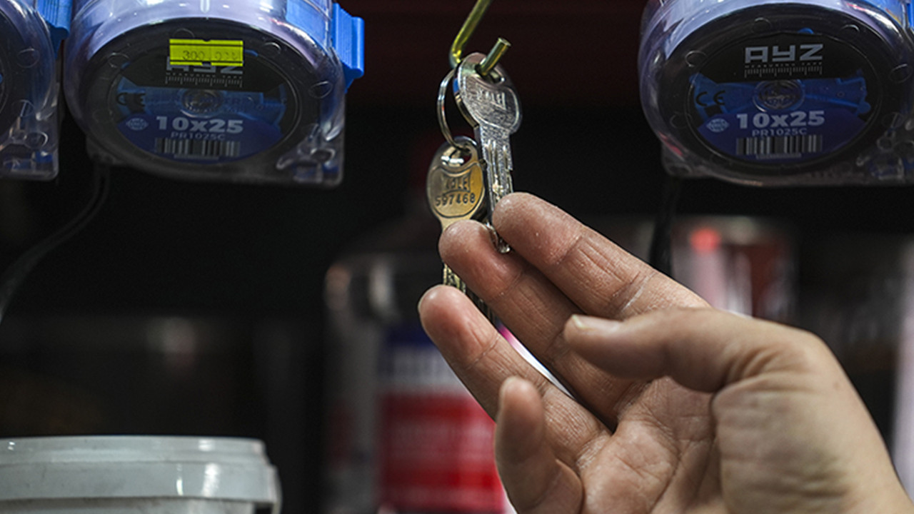 Kadın eli kilitli kapılara değiyor