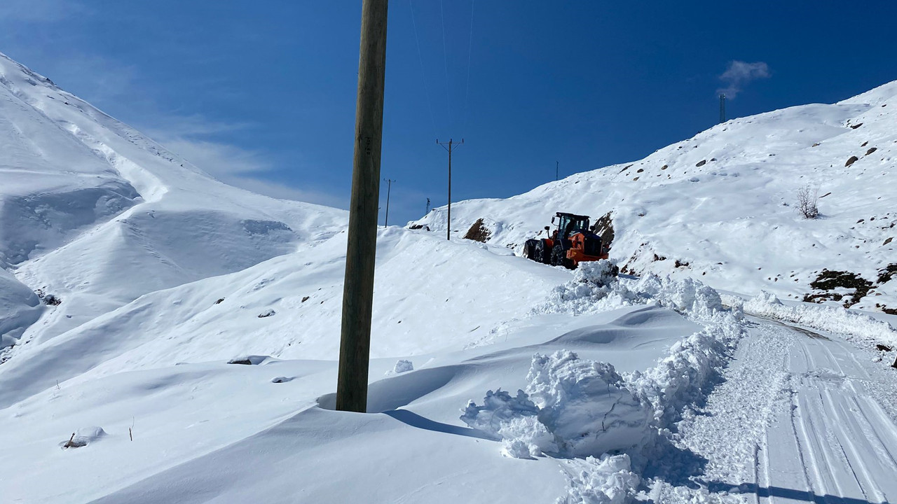 Kar kalınlığı rekora koşuyor: 426 Kilometrelik alanda 107 yerleşim yerinin bağlantısı kesildi