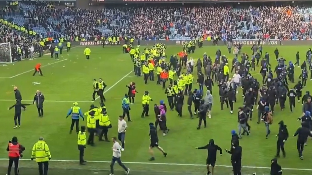 Old Firm'de Celtic Glasgow Rangers'ı eleyince saha savaş alanına döndü