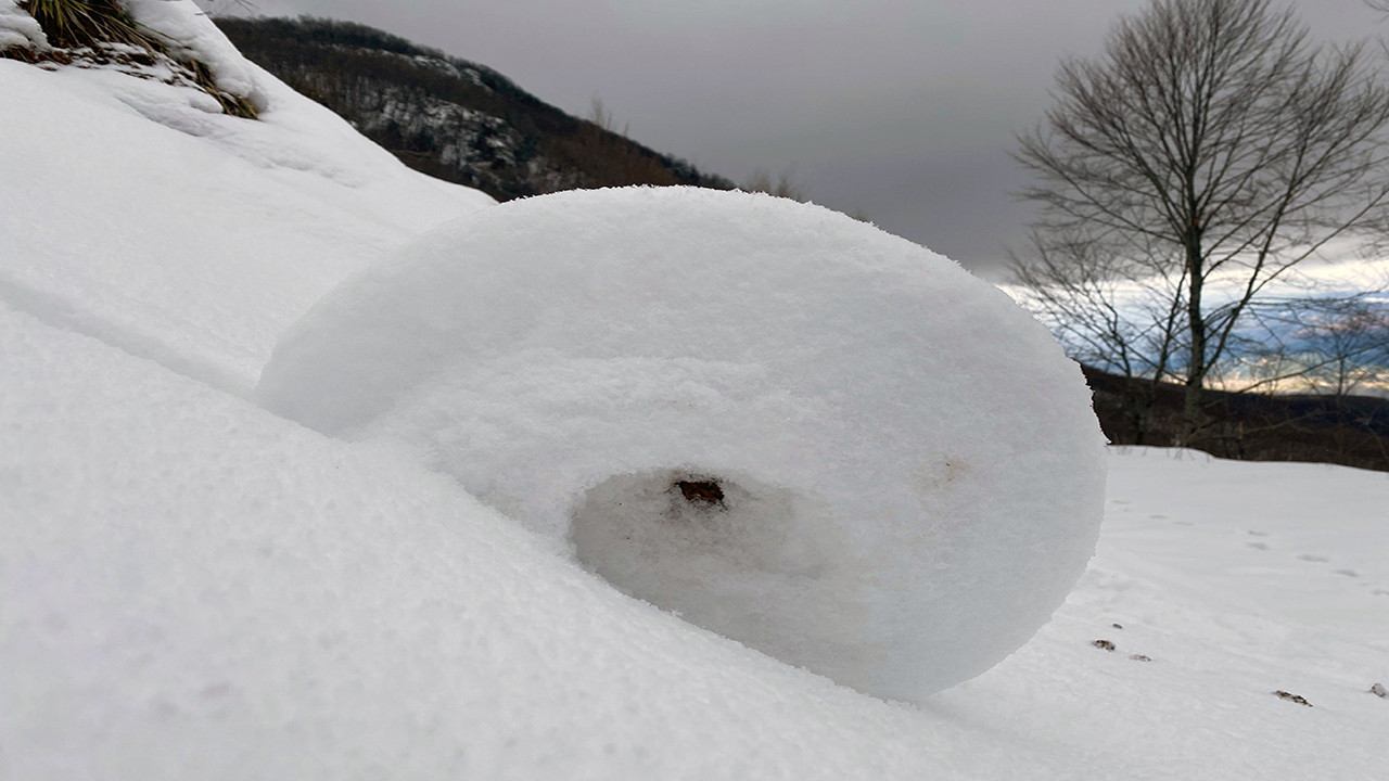 Taşova’da ilginç doğa olayı: Kar ruloları oluştu