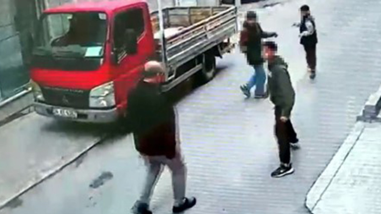 Güpe gündüz akılalmaz şiddet: 61 yaşındaki adamı taciz edip darpettiler