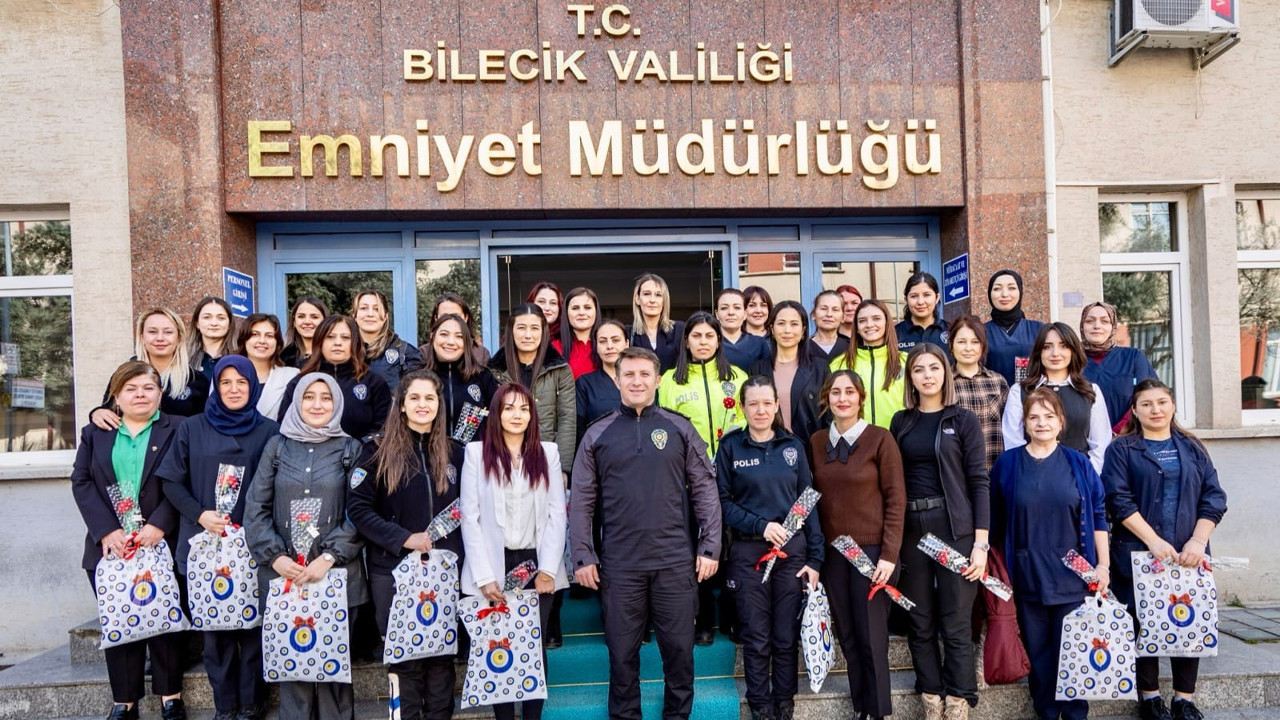 İl Emniyet Müdürü Çağlar kadın personellere karanfil takdim etti