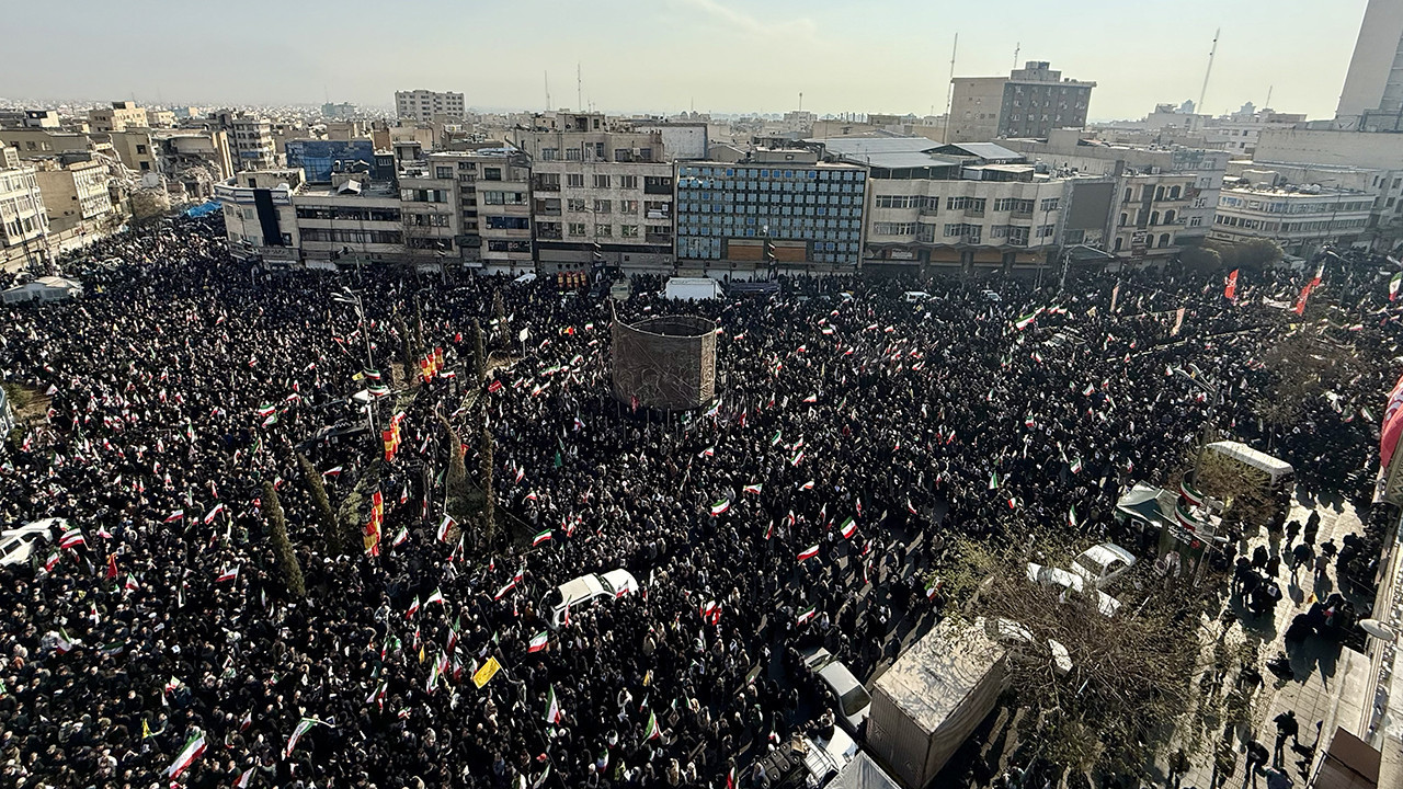 İranlılar Mücteba Hamaney için sokağa çıktı: Tahran’da binlerce kişi toplandı
