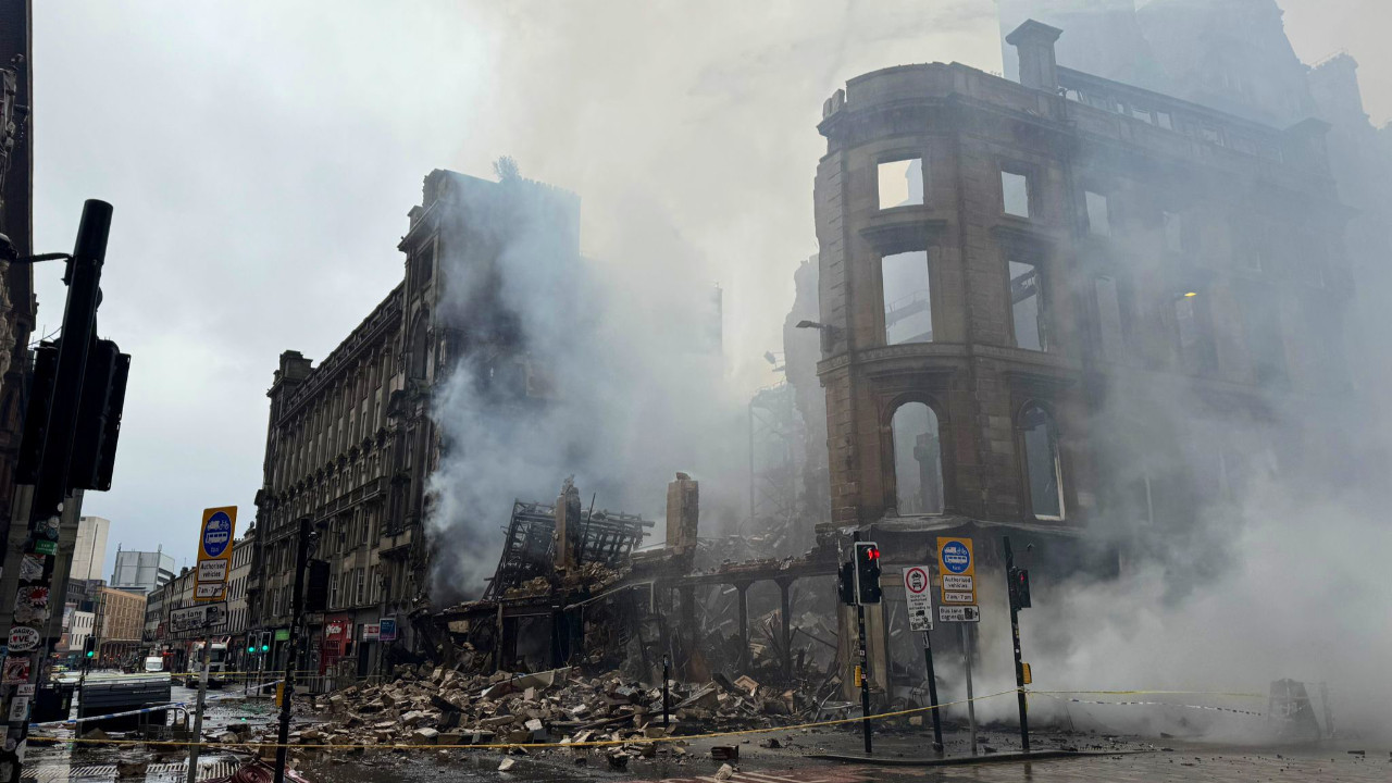 İskoçya'da tren istasyonunda yangın: Tarihi bina yıkıldı