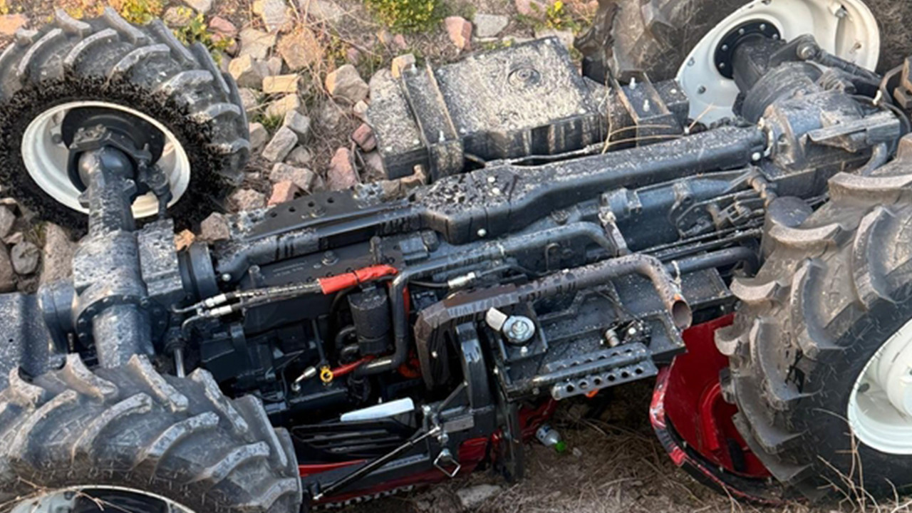 Mersin'de devrilen traktörün altında hayatını kaybetti
