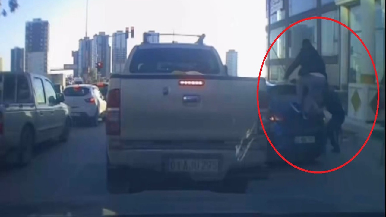 Barbarlıkta son nokta: Adana'da aracın camını çerçevesini indirdiler: Sürücü canını zor kurtardı