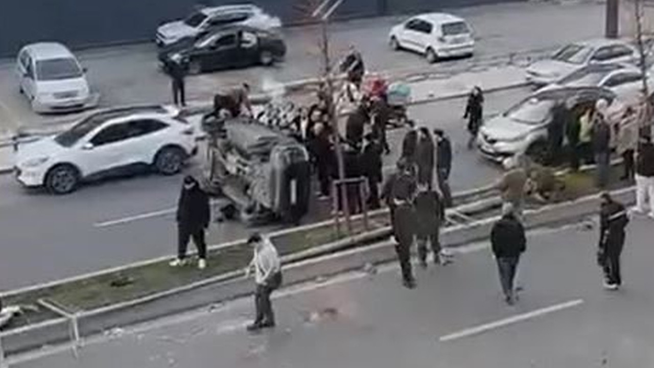 Beylikdüzü’nde direğe çarpan araç takla attı