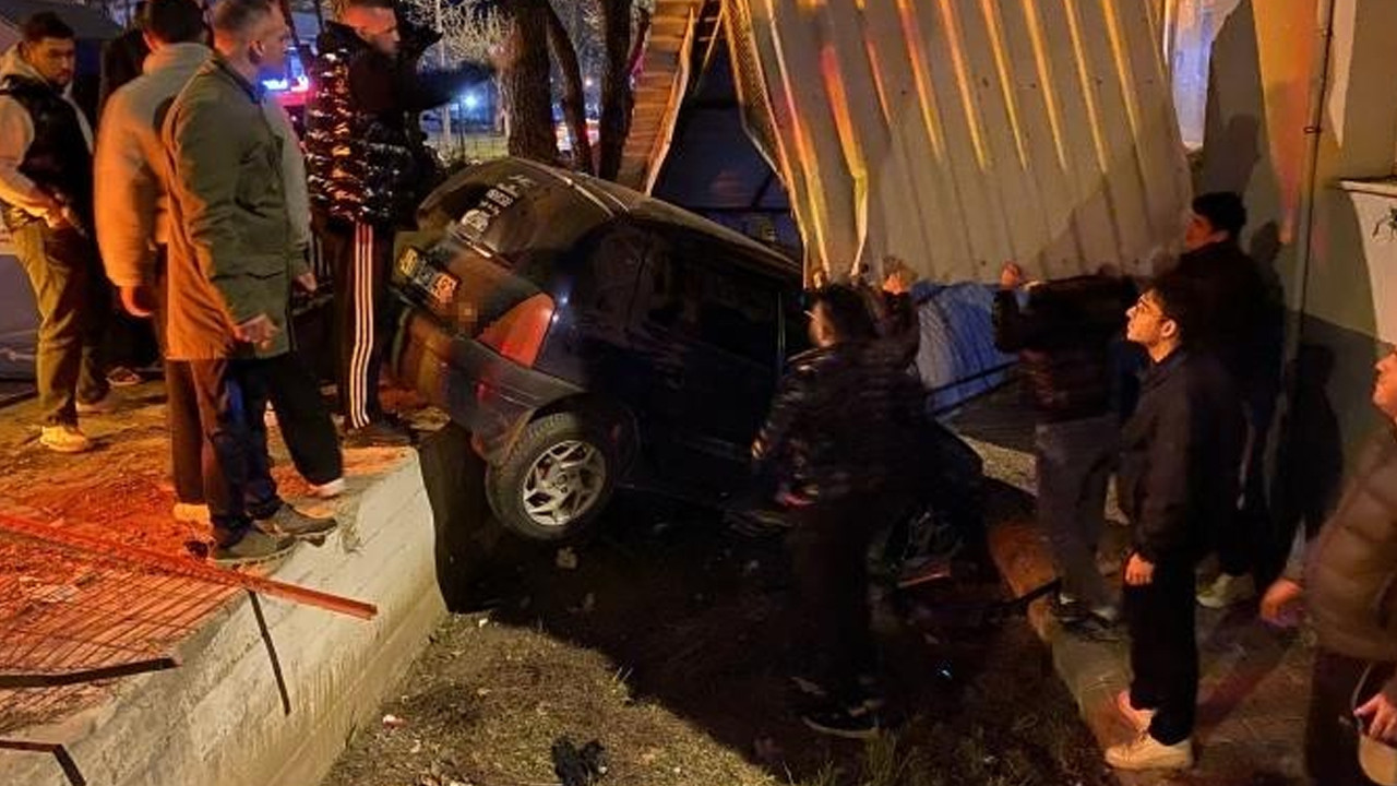 Bursa’da kontrolden çıkan araç apartmanın bahçesine savruldu