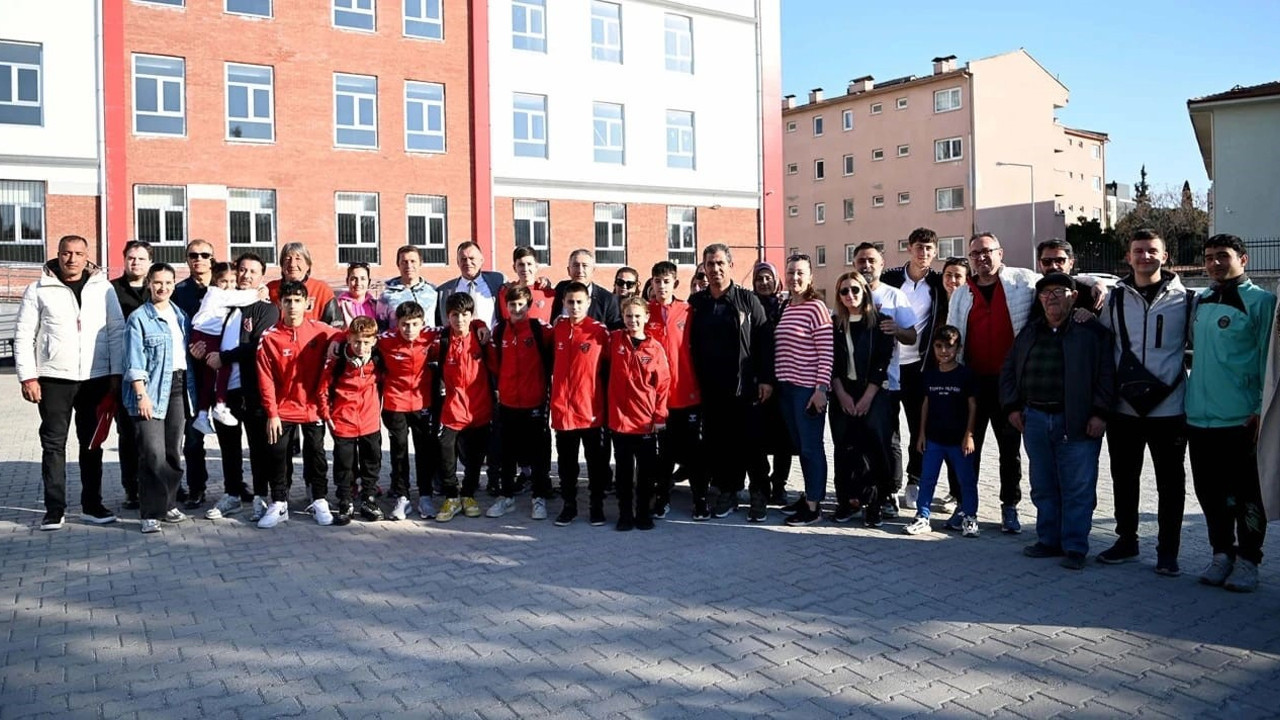 Katar’da mahsur kalan Kuşadalı sporcular ailelerine kavuştu