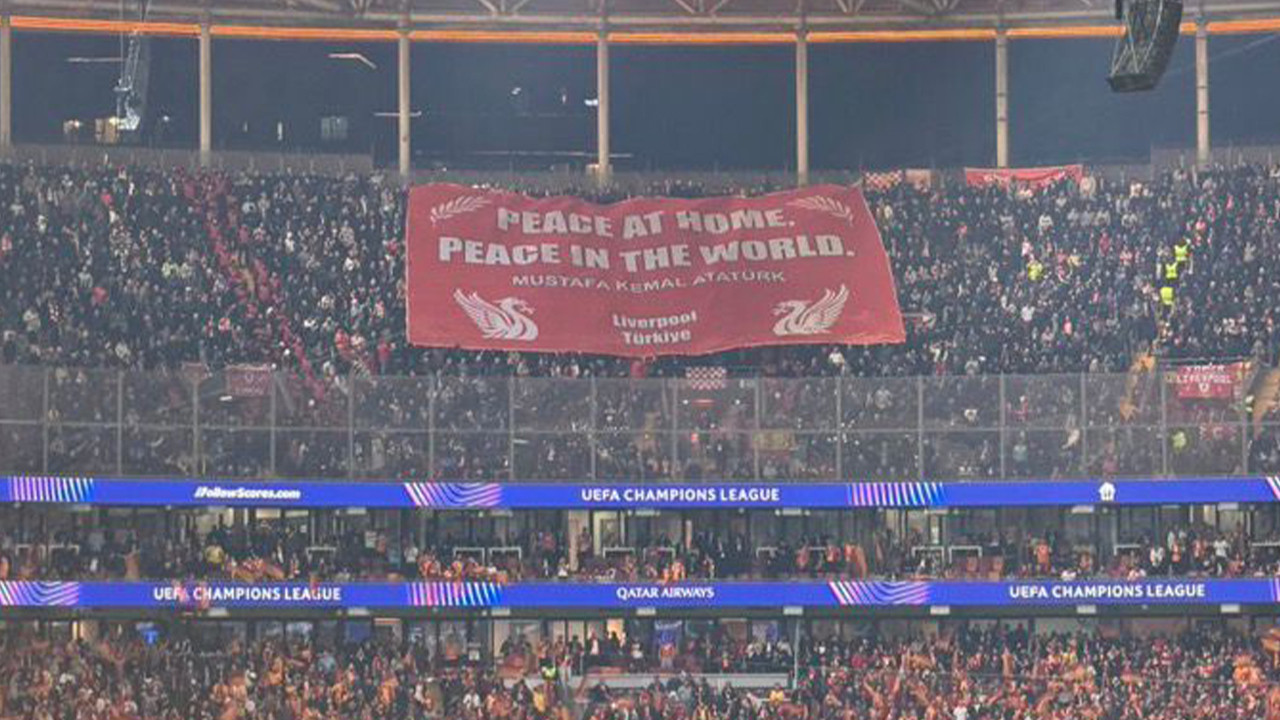 Liverpool taraftarları Galatasaray maçında Atatürk pankartı açtı