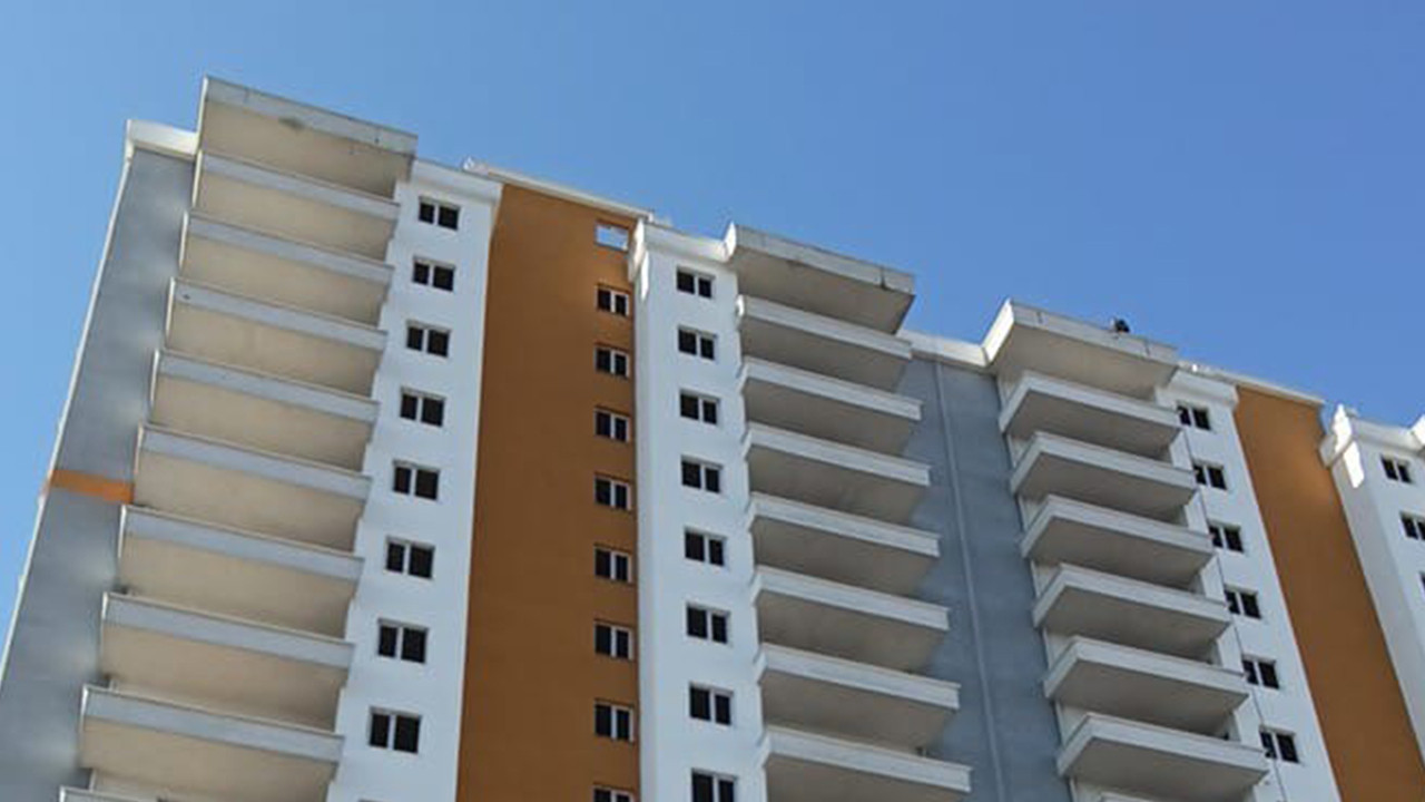 Samsun’da 20 katlı binaya çıkan genci polis ikna etti