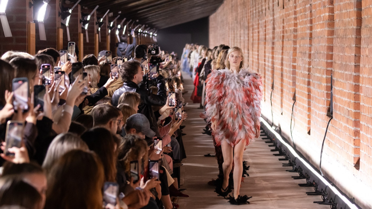 Tasarımcı Emre Erdemoğlu, “No Apologies” koleksiyonuyla Moskova Moda Haftası’nda