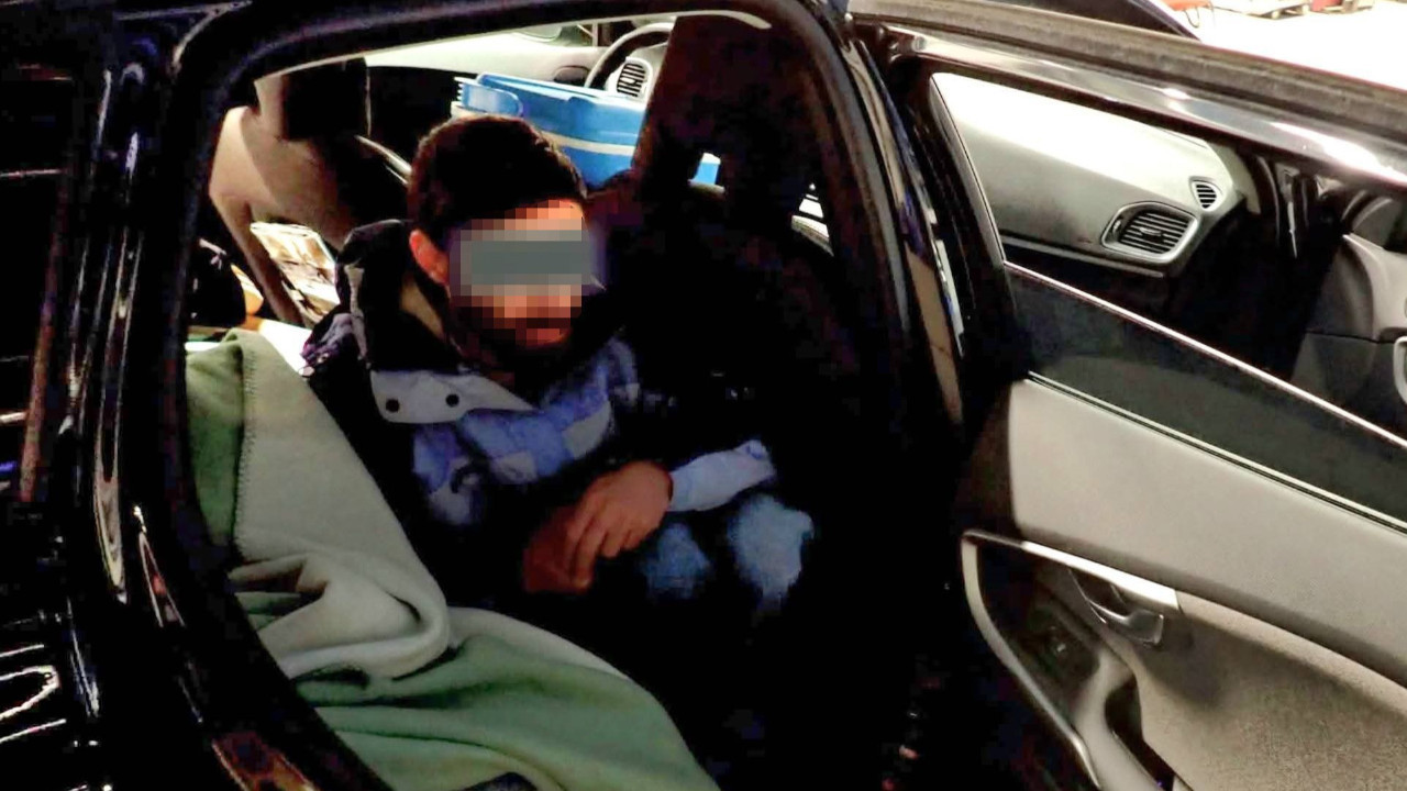 Türkiye’den çıkan araçlara gizlenen 3 kaçak yakalandı