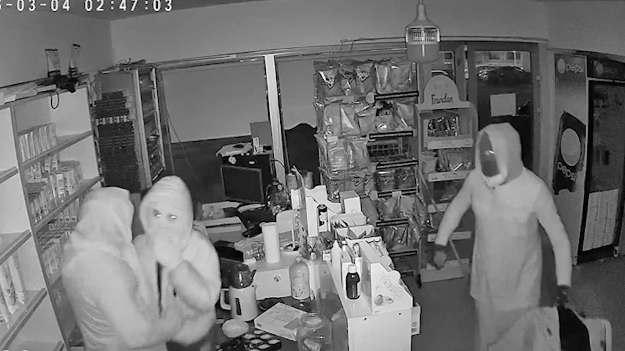 Çarşaf bile onları gizleyemedi: Kadın kılığında binlerce paket sigara çaldılar