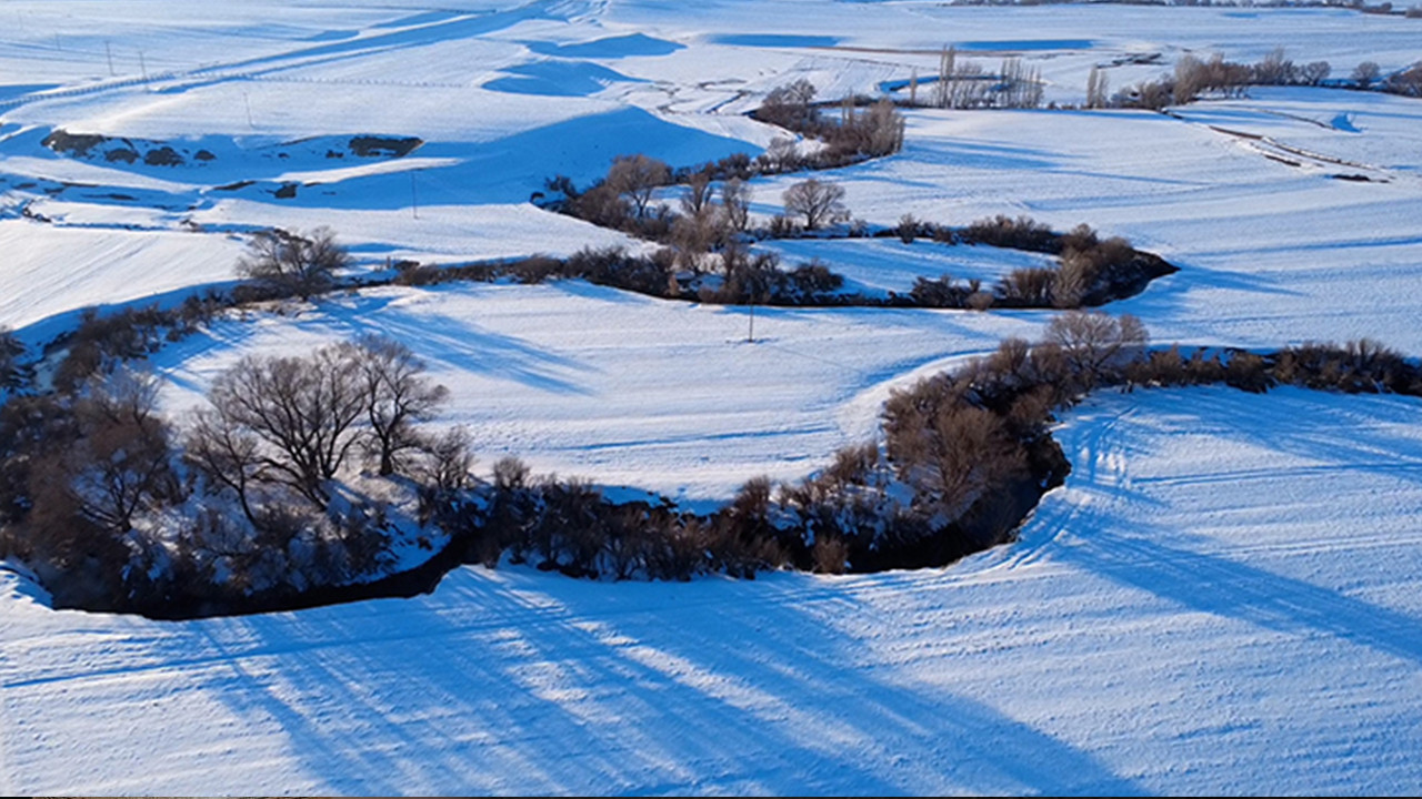 Kars’ta Akyaka’nın kıvrımlı menderesleri beyaz örtüyle görsel şölen sundu