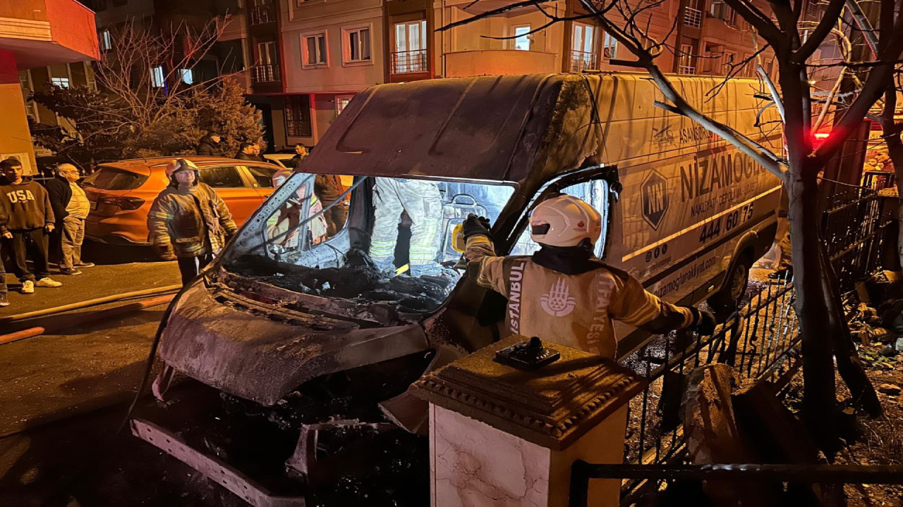 Maltepe’de şüpheli yangın: 3 araç küle döndü