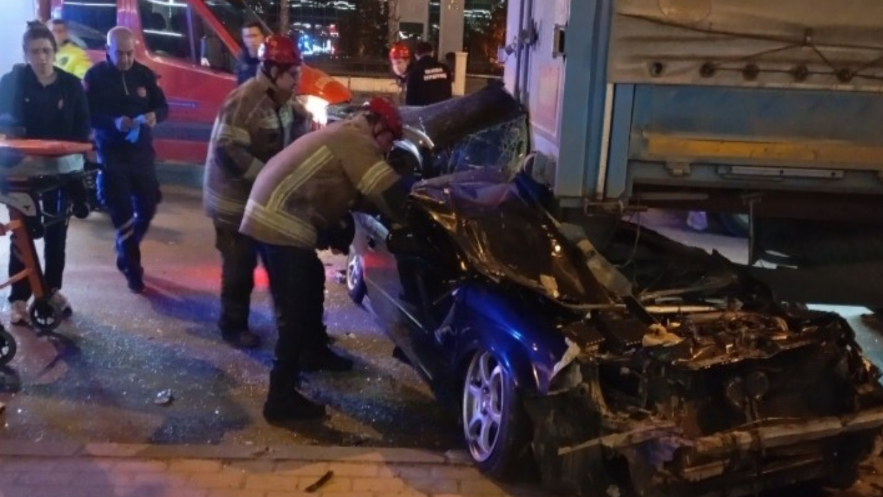 Otomobil TIR'ın altına girdi: Sürücü ağır yaralı
