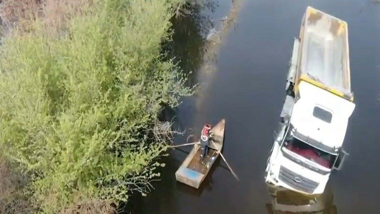 Suların ortasında can pazarı: Karayolu ile girdiği yolda sandal ile çıkarıldı