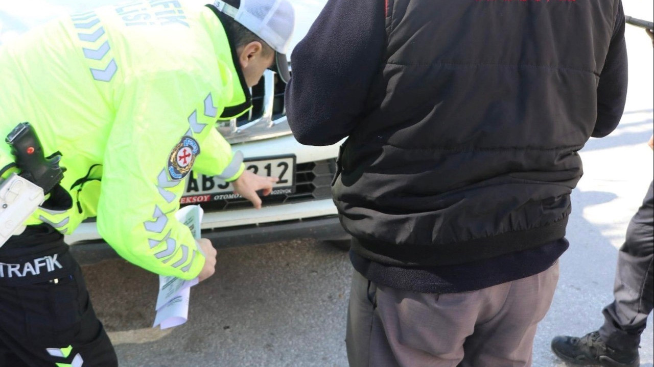 Bozüyük’te trafik ekipleri ve Şoförler Odasından APP plaka bilgilendirmesi