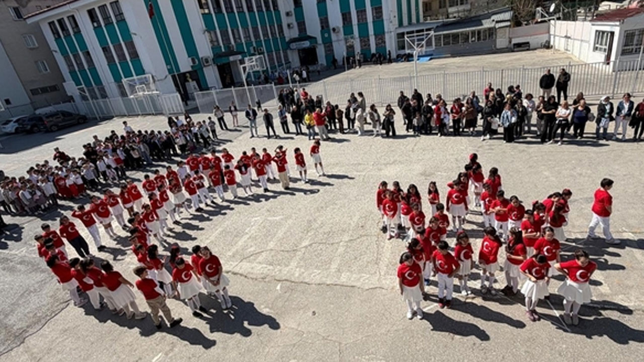 Öğrenciler İstiklal Marşı’nı işaret diliyle okudu