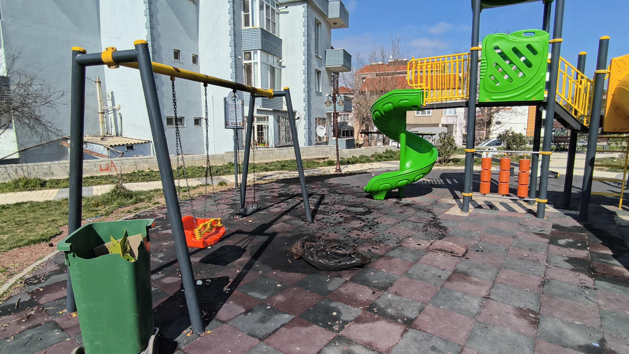 Parkta lastik yaktılar, oyun gruplarına zarar verdiler