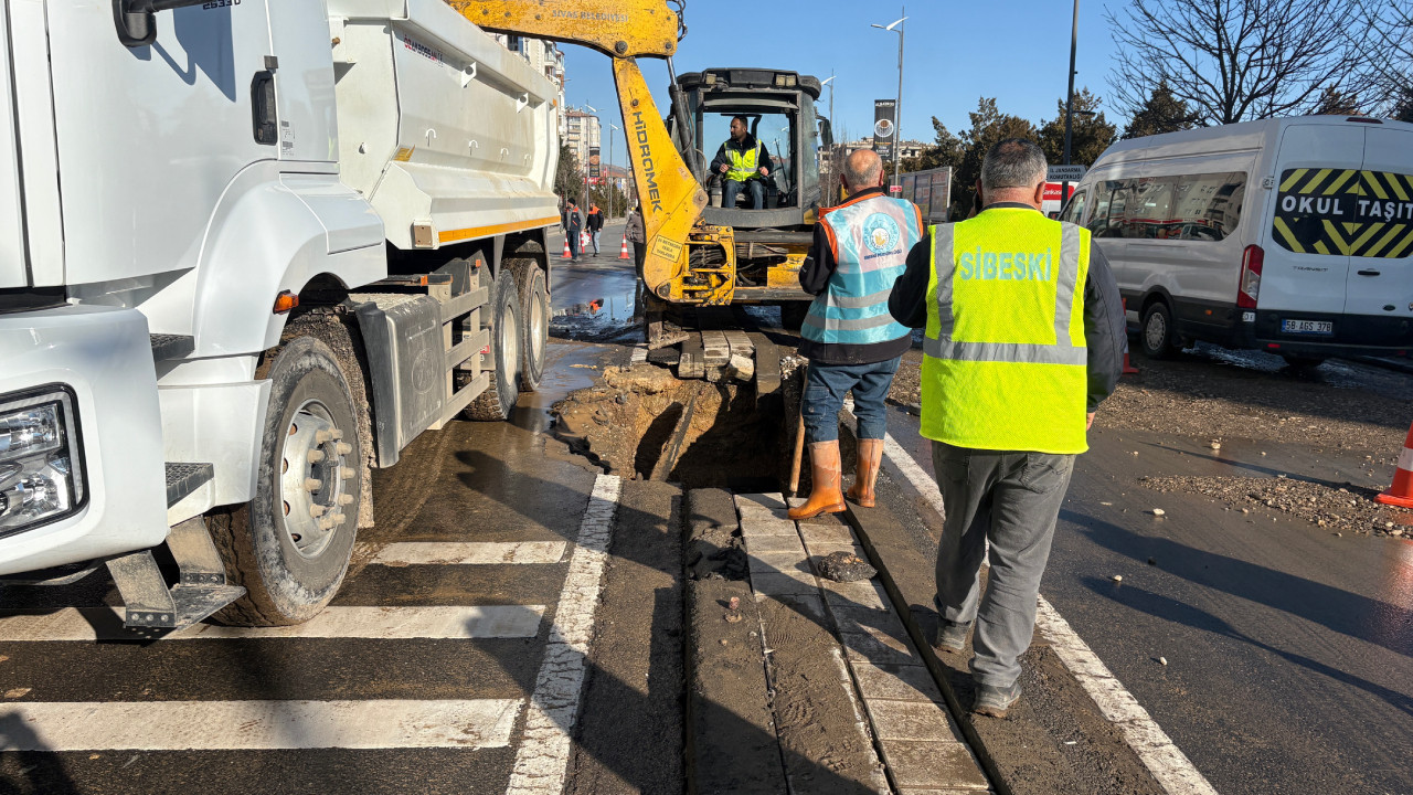 Sivas'ta ana şebeke borusu patladı: Yol çöktü