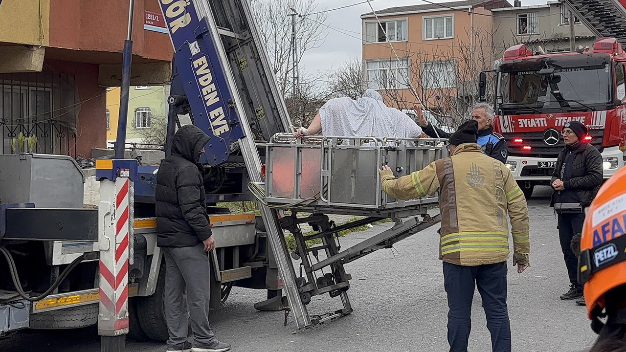 Sultangazi’de 240 kiloluk hasta vinçle 7. kattan indirildi