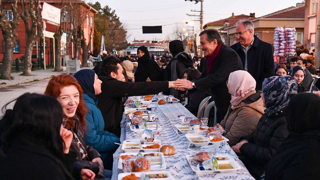 Tepebaşı Belediyesi Muttalip’te 2 Bin Kişilik Sokak İftarı Düzenledi