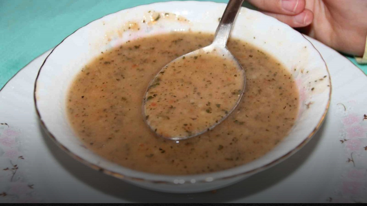 Anadolu'nun gizli lezzeti: Isırgan otlu tarhana çorbası nasıl hazırlanır?