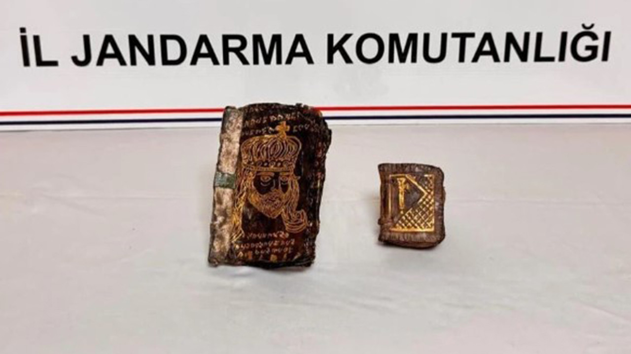 Gaziantep'te tarihi eser kaçakçılığı operasyonu: Altın yazmalı 2 kitap ele geçirildi