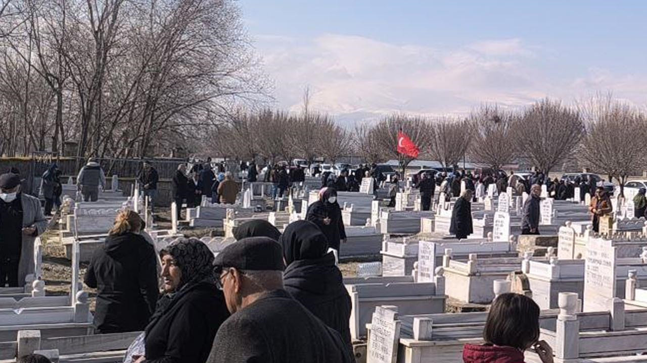 Iğdır’da ölüler bayramı: Mezarlık doldu taştı