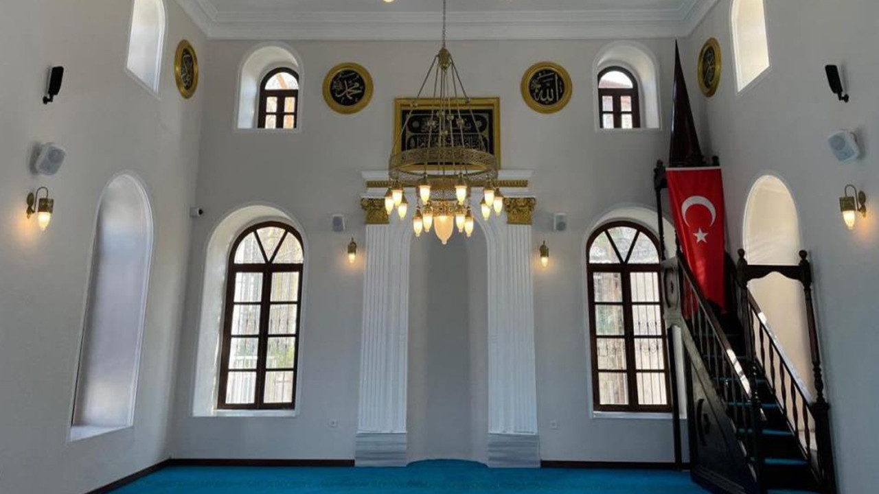 İzmir'de restore edilen tarihi Asmalı Mescit Camii bölge ibadete açıldı