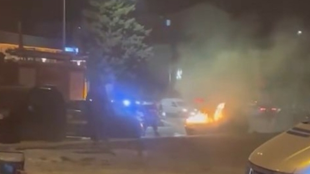 Alev alan aracı itfaiye ekipleri söndürdü