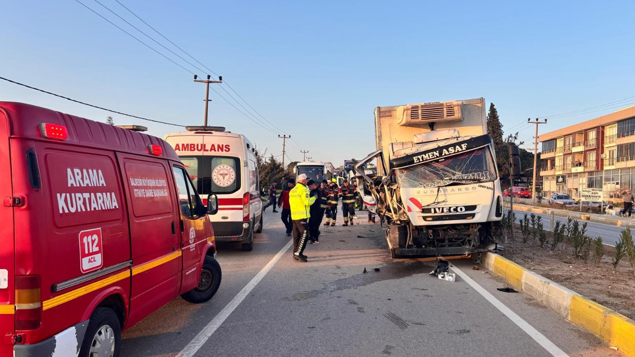 Balıkesir’de kamyon ile traktör çarpıştı: 2 yaralı