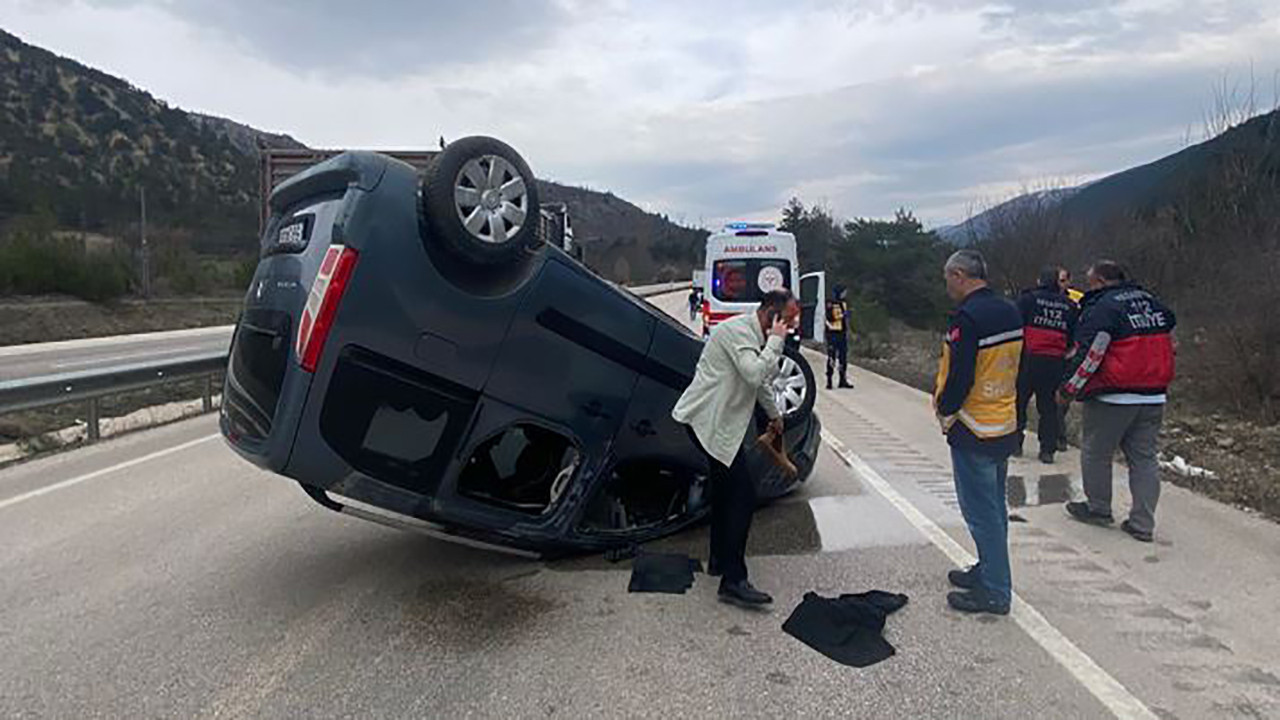 Reşadiye-Koyulhisar yolunda feci kaza: Araç ters döndü