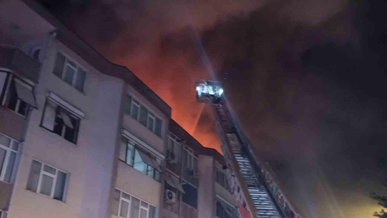 Üsküdar’da site içindeki binanın çatısında yangın paniği