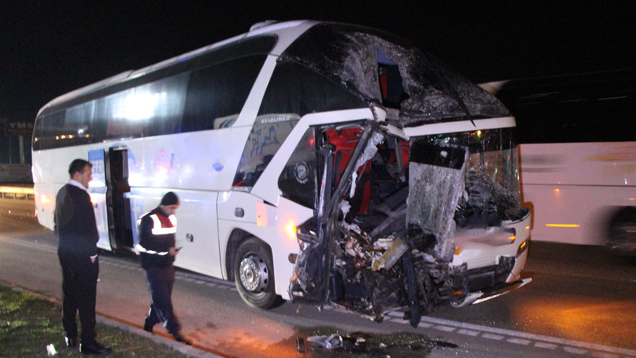 Yolcu otobüsü TIR’a çarptı: Amasya’da korku dolu anlar: 11 yaralı