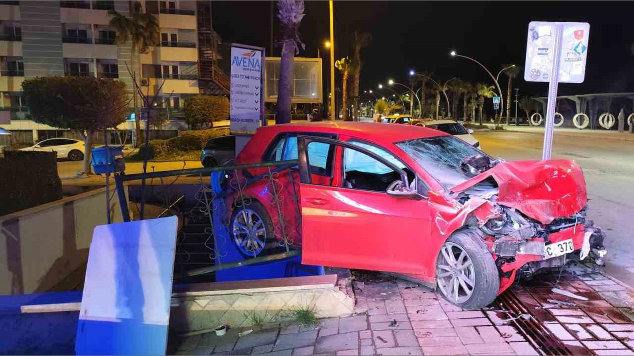 Alanya’da iki otomobil çarpıştı: 3 kişi yaralandı