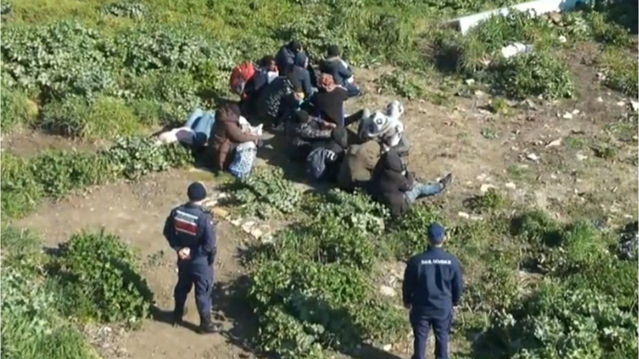 Ayvalık’ta 25 kaçak göçmen yakalandı