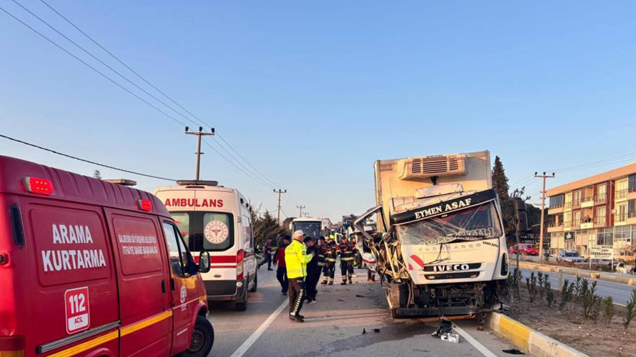 Balıkesir'de feci kaza: Kamyon ile traktör çarpıştı, 2 kişi yaralandı