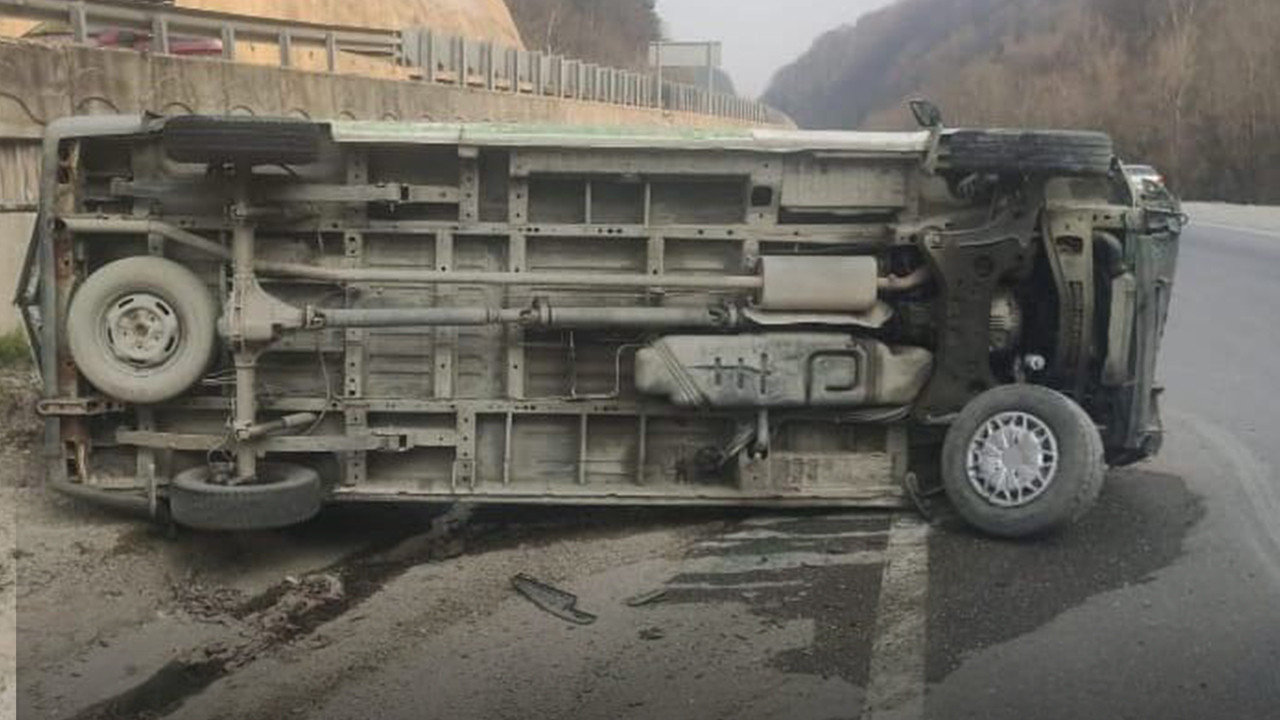 Bursa İnegöl'de minibüs takla attı: Sürücü yaralandı