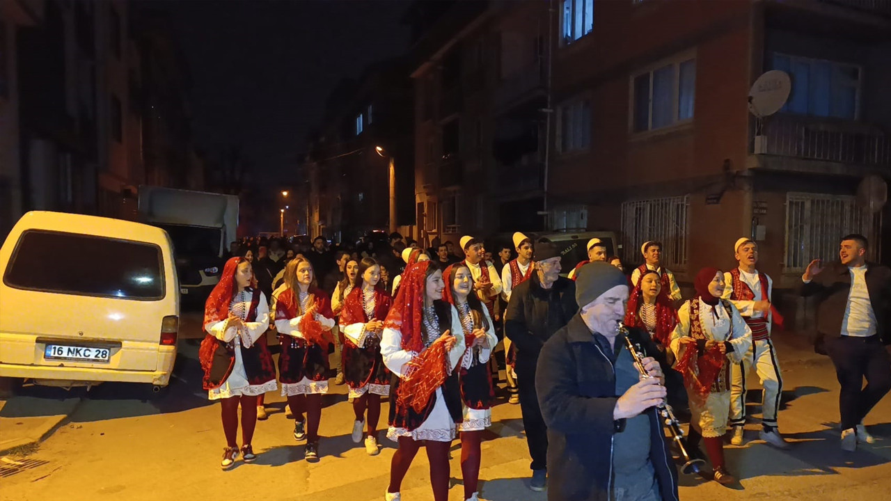 Bursalılar rumeli ritmiyle sahura kalktı: Hem oynadılar hem uyandırdılar