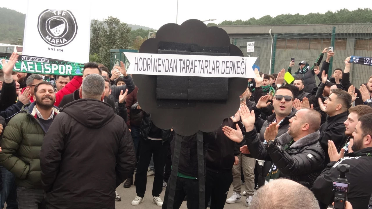 Kocaelispor taraftarları TFF binasına siyah çelenk bıraktı